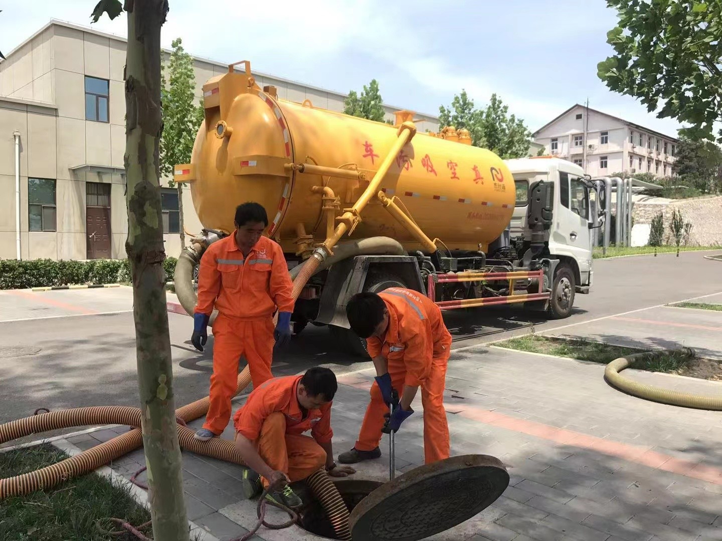会山镇化粪池清理与5-8吨吸粪车施工效率分析